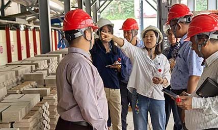 国外客户参观我厂-123米隧道窑耐火砖车间