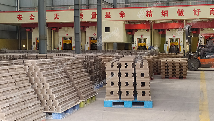 这是高铝耐火砖压力机车间,高铝耐火砖厂家,砖厂家